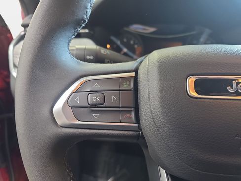 Used 2025 Jeep Compass Latitude AWD/4WD image 17