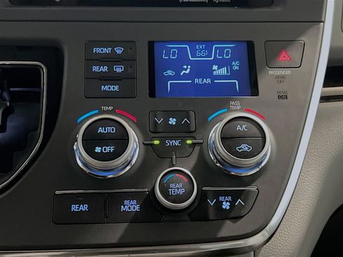 Used 2019 Toyota Sienna XLE w/ XLE Navigation Package FWD image 12
