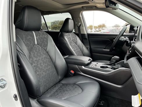 Used 2025 Toyota Highlander XLE image 25