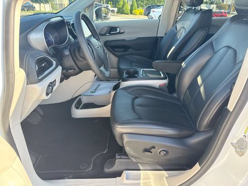 Used 2023 Chrysler Pacifica Touring-L FWD image 21