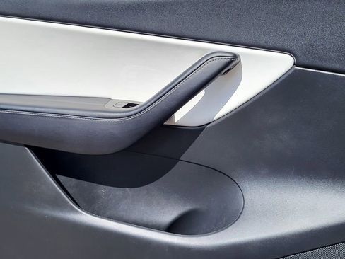 Used 2021 Tesla Model Y Long Range image 17