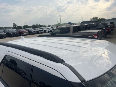 Used 2017 Ford Explorer XLT w/ Equipment Group 202A FWD image 3