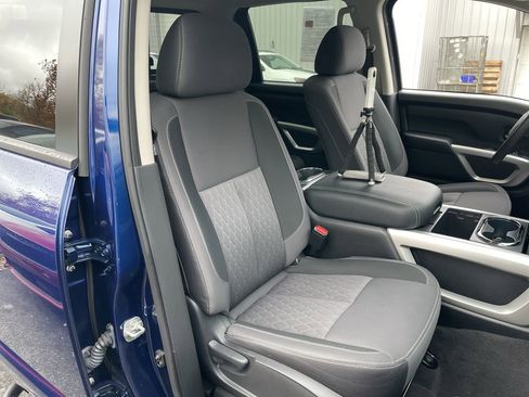 Used 2021 Nissan Titan SV w/ SV Convenience Package image 40