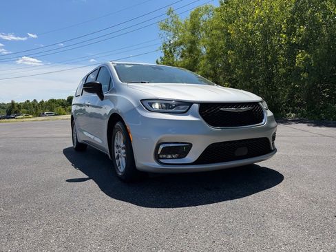 Used 2024 Chrysler Pacifica Touring-L FWD image 2