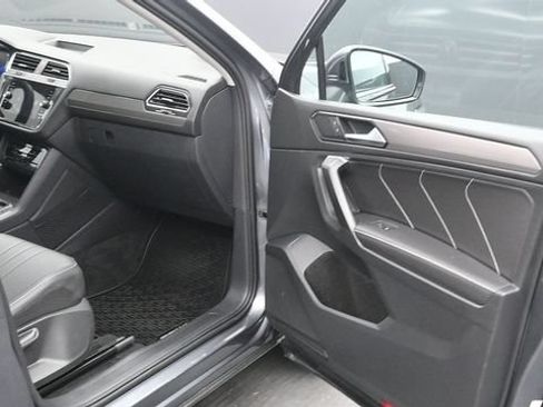 Used 2023 Volkswagen Tiguan SE AWD/4WD image 12