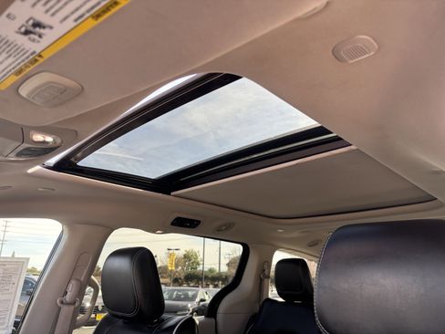 Used 2023 Chrysler Pacifica Limited image 30