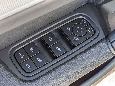 Certified 2025 Porsche Cayenne AWD/4WD image 21
