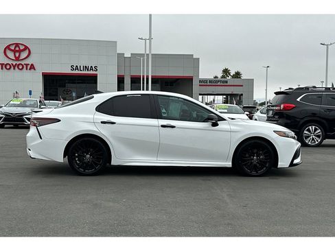 Used 2022 Toyota Camry SE FWD image 3