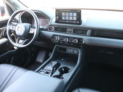 Used 2025 Honda Pilot TrailSport image 12