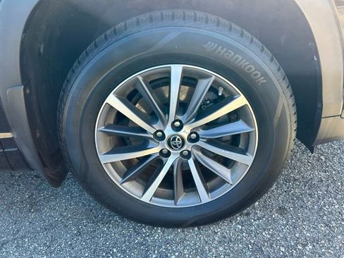 Used 2018 Toyota Highlander XLE AWD/4WD image 3
