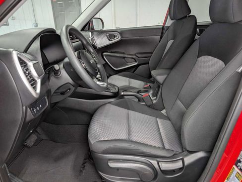 Used 2025 Kia Soul LX FWD image 4