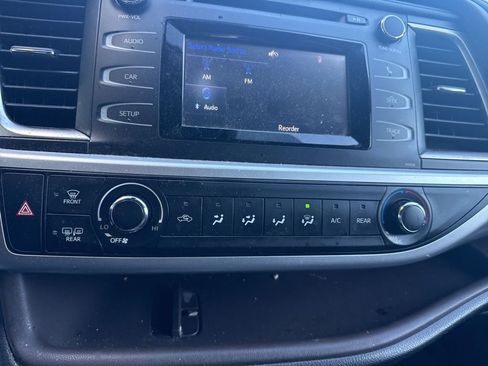 Used 2018 Toyota Highlander LE image 23