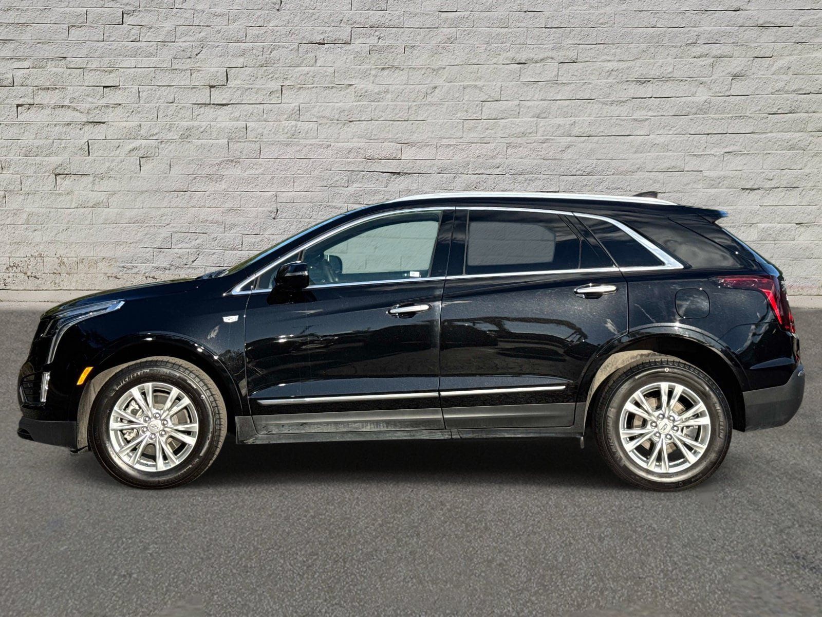 Used 2025 Cadillac XT5 Luxury FWD image 2