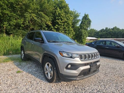 Used 2024 Jeep Compass Latitude AWD/4WD image 4