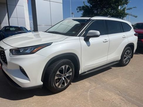 Used 2020 Toyota Highlander XLE AWD/4WD image 1