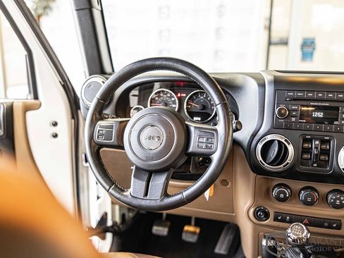 Used 2015 Jeep Wrangler Unlimited Sahara image 32