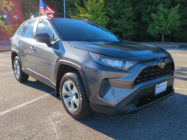 Used 2021 Toyota RAV4 LE AWD/4WD image 2
