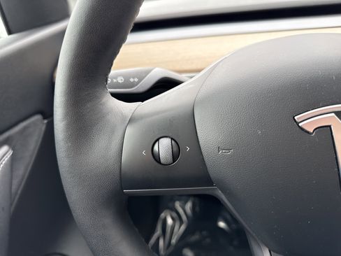 Used 2022 Tesla Model Y Long Range image 24