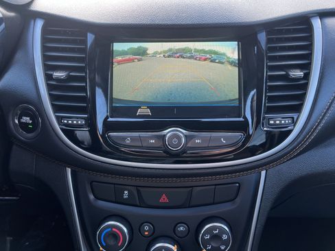 Used 2019 Chevrolet Trax LT w/ LT Convenience Package FWD image 19