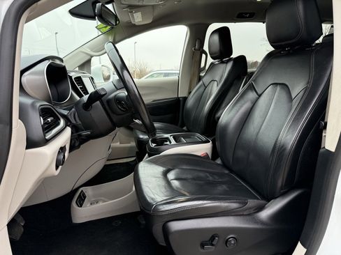 Used 2020 Chrysler Pacifica Touring-L image 2