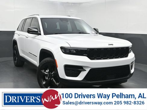 Used 2025 Jeep Grand Cherokee Altitude RWD image 1