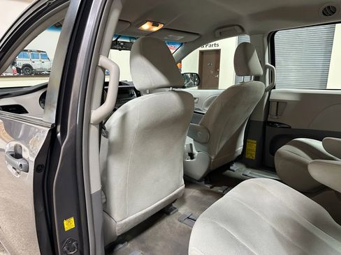Used 2012 Toyota Sienna image 21