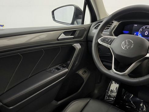 Used 2022 Volkswagen Tiguan SE w/ Panoramic Sunroof Package FWD image 21