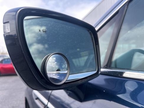 Used 2024 Buick Enclave Essence image 6