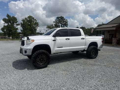 Used 2017 Toyota Tundra SR5 w/ SR5 Upgrade Package AWD/4WD image 1
