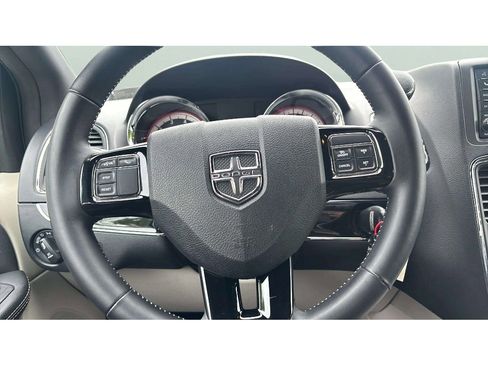 Used 2017 Dodge Grand Caravan SXT FWD image 16