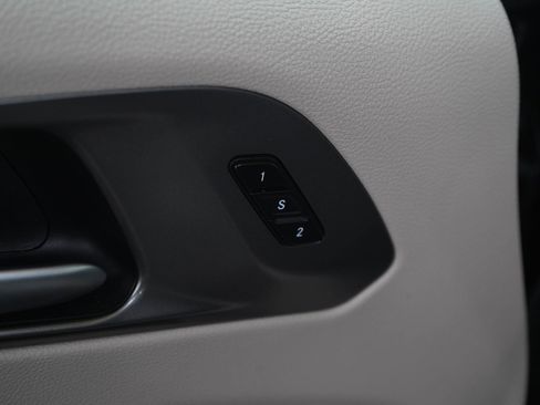 Used 2024 Chrysler Pacifica Limited FWD image 23