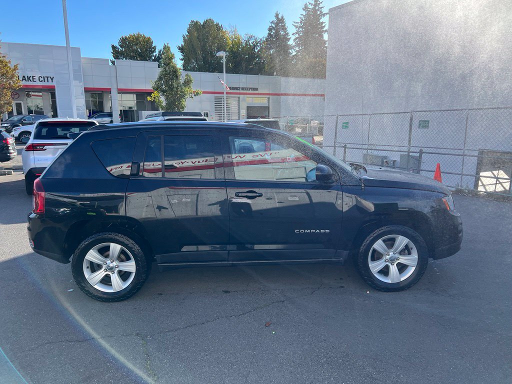 Used 2014 Jeep Compass Latitude w/ Sun/Sound Group AWD/4WD image 3