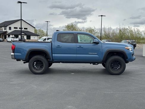 Used 2019 Toyota Tacoma TRD Off-Road AWD/4WD image 3