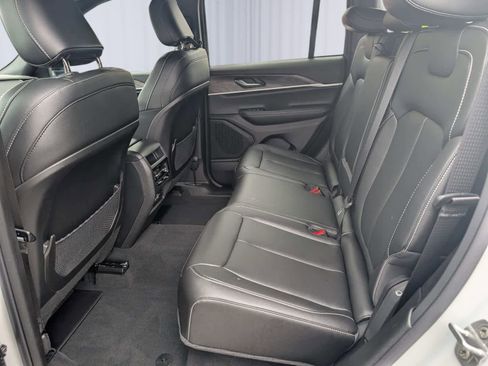 Used 2024 Jeep Grand Cherokee Limited image 13