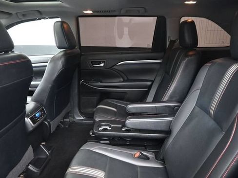 Used 2019 Toyota Highlander SE w/ Nightshade Edition FWD image 19