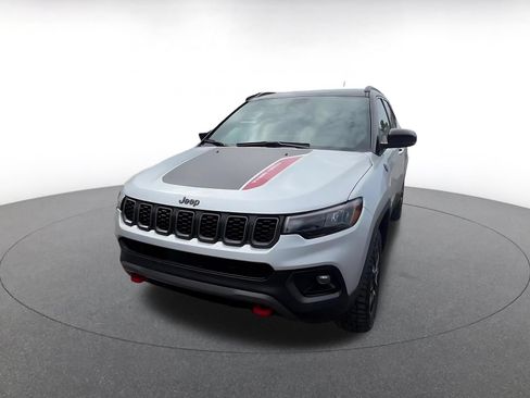 Used 2025 Jeep Compass Trailhawk AWD/4WD image 7