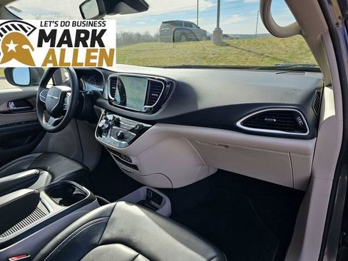 Used 2023 Chrysler Pacifica Touring-L image 28
