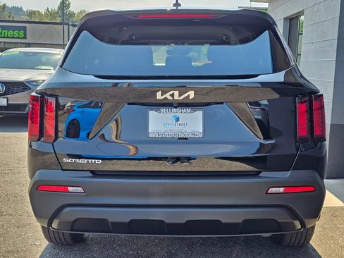 Used 2023 Kia Sorento LX AWD/4WD image 4