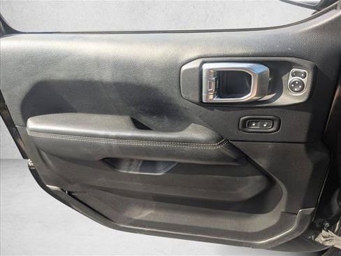 Used 2018 Jeep Wrangler Unlimited Sahara AWD/4WD image 9