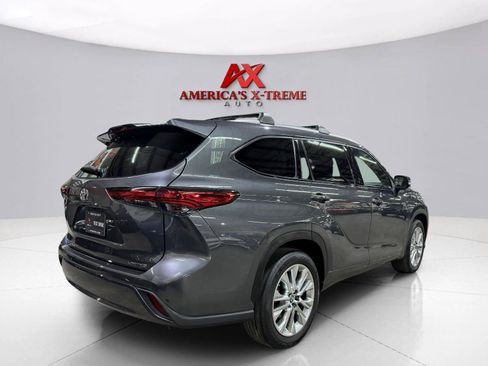 Used 2023 Toyota Highlander Limited FWD image 8