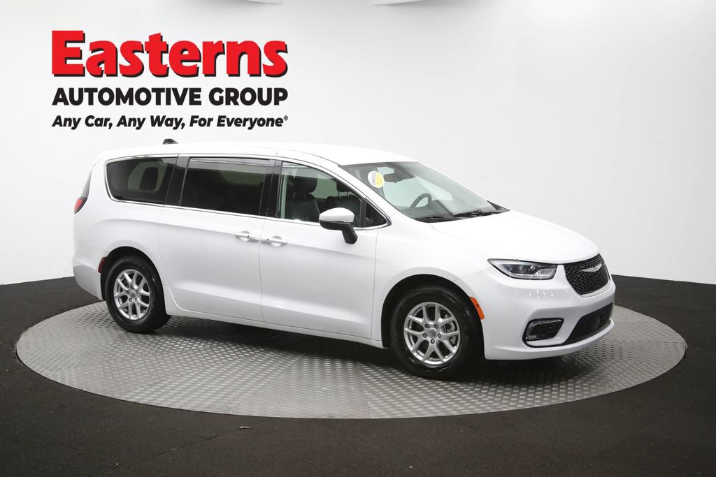 Used 2023 Chrysler Pacifica Touring-L FWD image 50