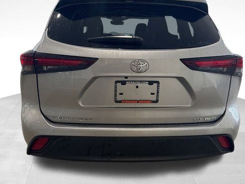 Used 2025 Toyota Highlander AWD image 4