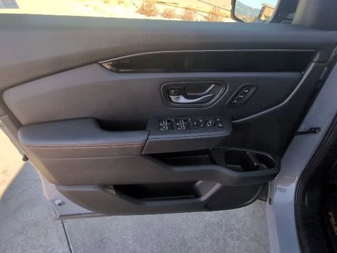 Used 2025 Honda Pilot TrailSport image 9