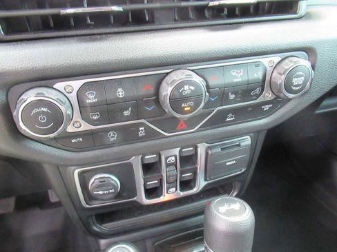 Used 2025 Jeep Wrangler Sport S image 33