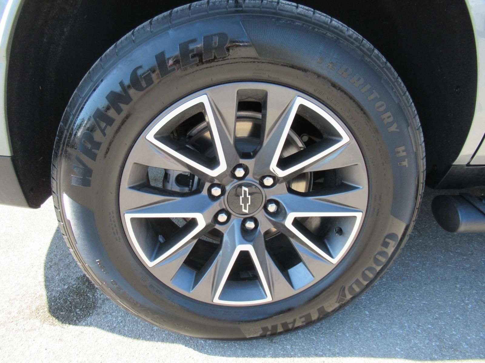 Used 2024 Chevrolet Tahoe Z71 w/ Luxury Package AWD/4WD image 8