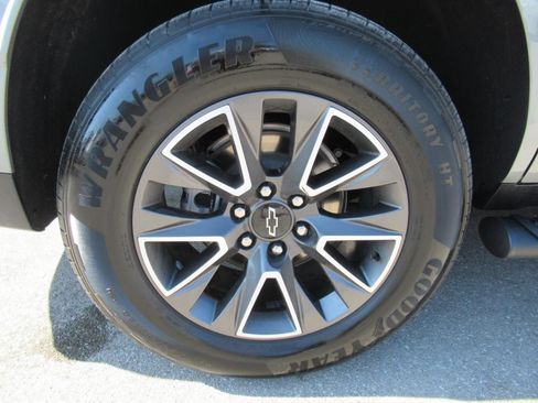 Used 2024 Chevrolet Tahoe Z71 w/ Luxury Package AWD/4WD image 8