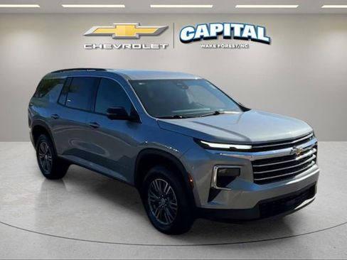 Used 2024 Chevrolet Traverse LT FWD image 7