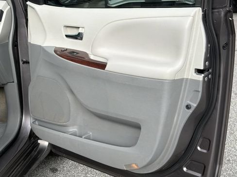 Used 2014 Toyota Sienna XLE FWD image 16