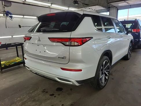 Used 2023 Mitsubishi Outlander SE image 3
