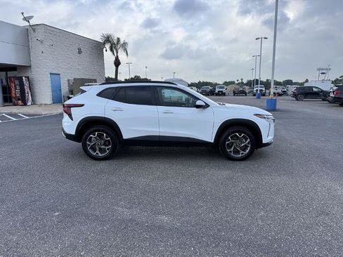 Used 2025 Chevrolet Trax LT FWD image 2